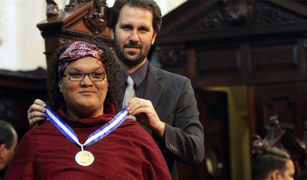 Gilmara recebendo a medalha Tiradentes